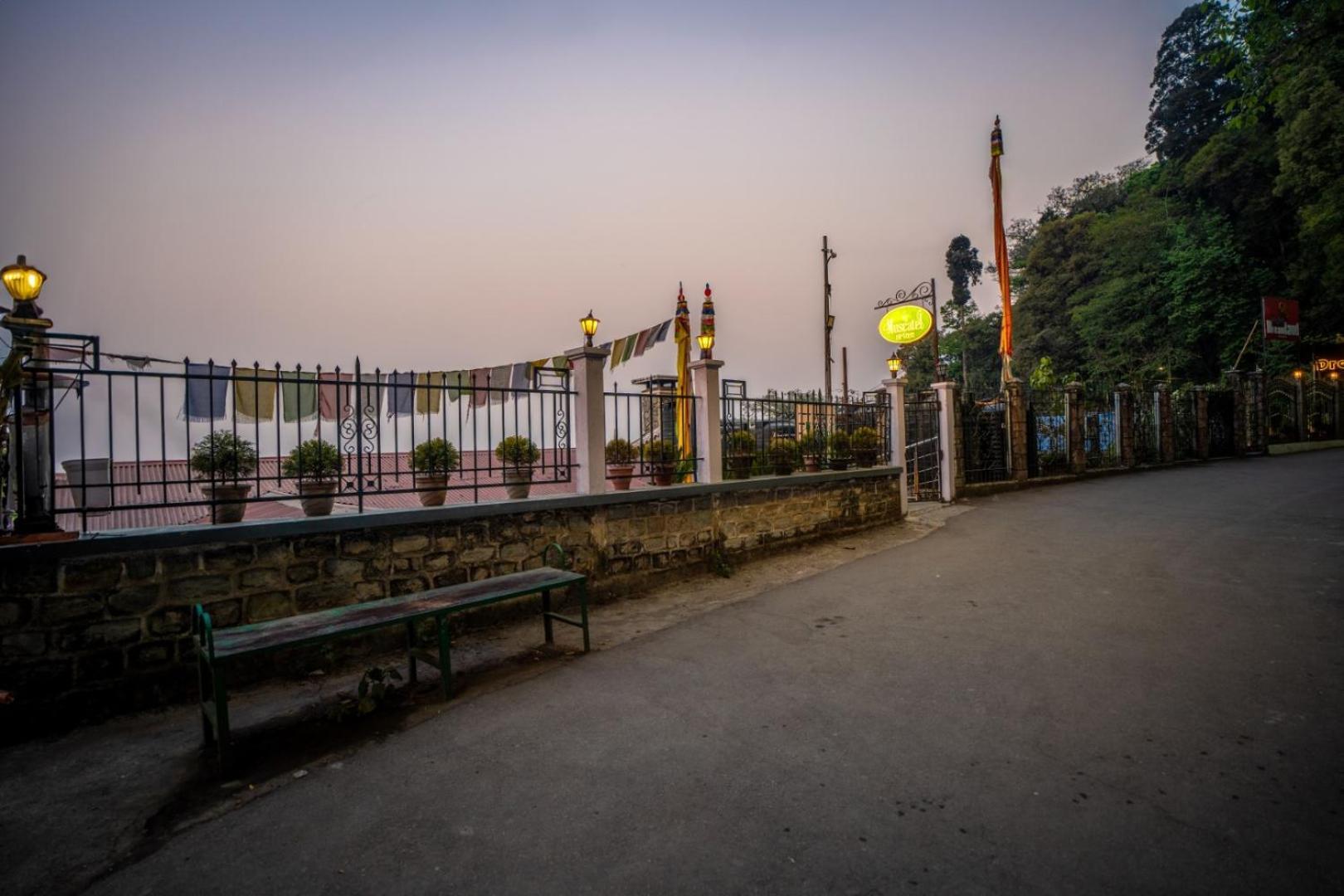 Muscatel Nirvana - At The Mall Road Darjeeling  Bagian luar foto